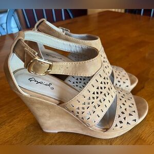 EUC Qupid strappy heeled sandals size 6. Super cute and trendy! Caramel color.
